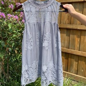 Detailed sleeveless lace blouse